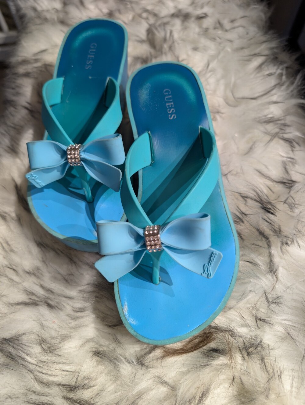 GUESS Women’s Turquoise Bow Thong Sandals